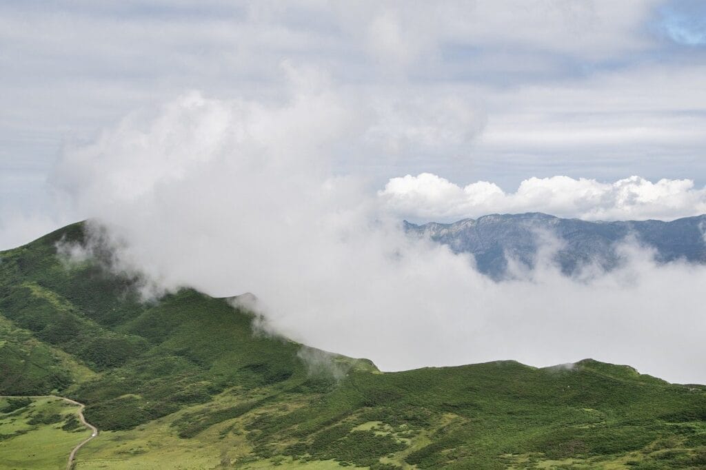 Tanzania Safari Weather Guide: Plan the Perfect Adventure Year-Round 12 moutains, fog, clouds