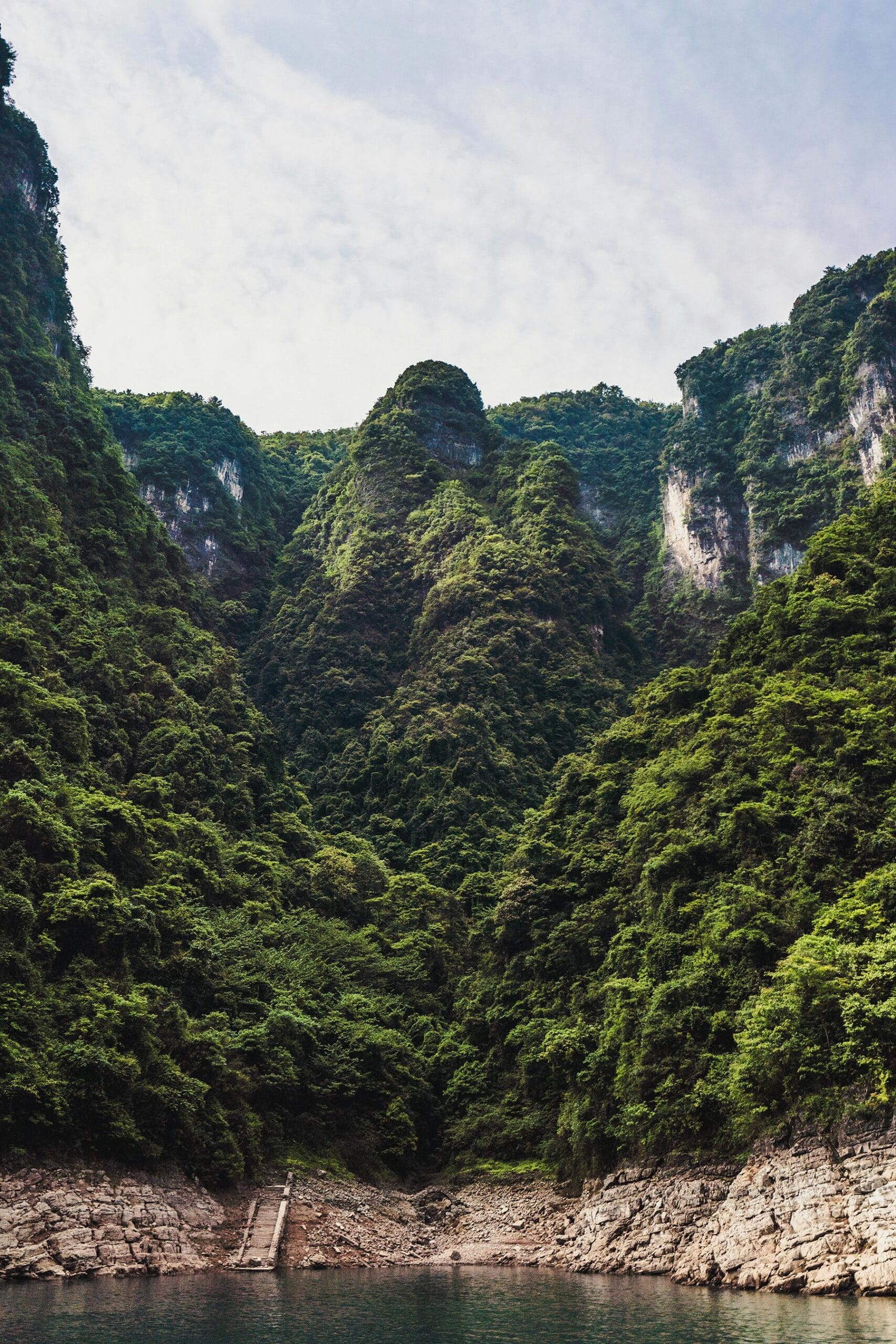 The Rift Valley: A Guide for Safari Travelers 1 Scenic view of lush green mountains and tranquil waters in Yichang, Hubei Province, China.